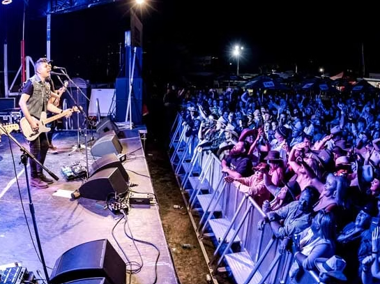 Damien Baguley performing to a festival crowd